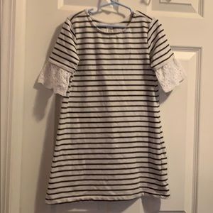 Gap size 6/7 black and white swing dress